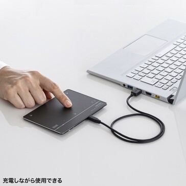 三和 MA-PG521GB 通过 USB-C 充电，充电时可以使用。(来源：Sanwa Supply）