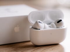 iOS 19 预计将为 AirPods Pro 带来实时翻译支持。(图片来源：David Levêque - Unsplash）