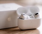 iOS 19 预计将为 AirPods Pro 带来实时翻译支持。(图片来源：David Levêque - Unsplash）