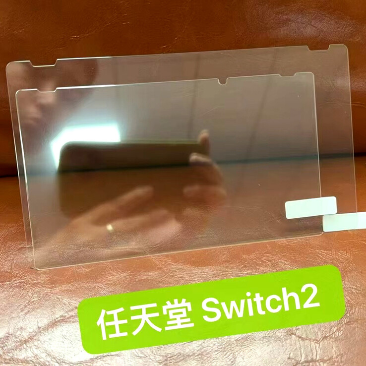 任天堂 Switch 2 的钢化玻璃与第一代掌机的保护玻璃对比（图片来源：1688/阿里巴巴）