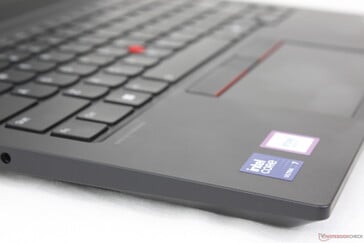 熟悉的黑色 ThinkPad 设计，光滑的表面