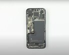 iPhone 16 Pro 系列将全面采用更大尺寸的电池。(图片来源：iFixit via YouTube）