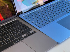 MacBook Air 13 M3（左）与 Surface Laptop 13（右）