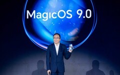 George Zhao 展示 MagicOS 9.0。（图片来源：Honor)