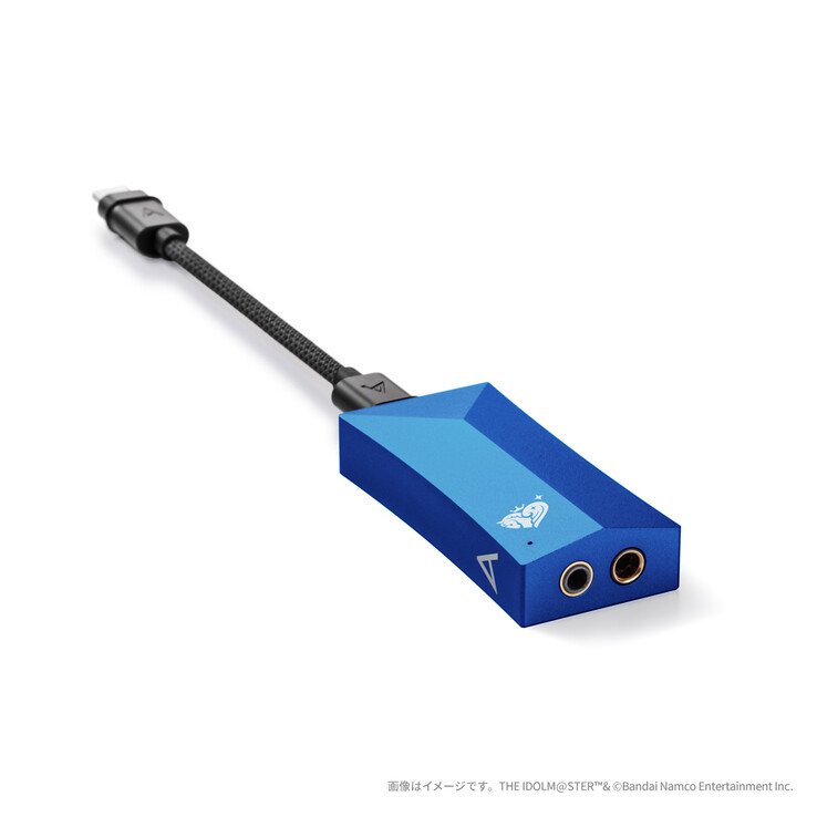 AK HC4 Idolmaster 灰姑娘女孩版 USB DAC 支持 3.5 毫米非平衡耳机和 4.4 毫米平衡耳机。(图片来源:万代南梦宫)