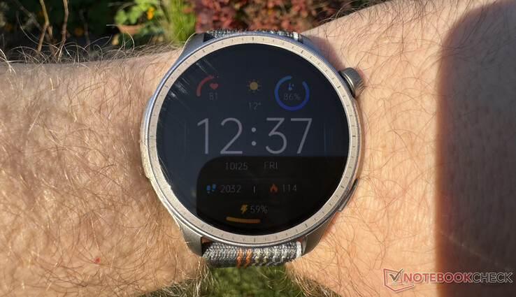 Amazfit 平衡显示屏在阳光下也清晰易读