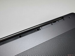 橡胶脚下隐藏的螺丝