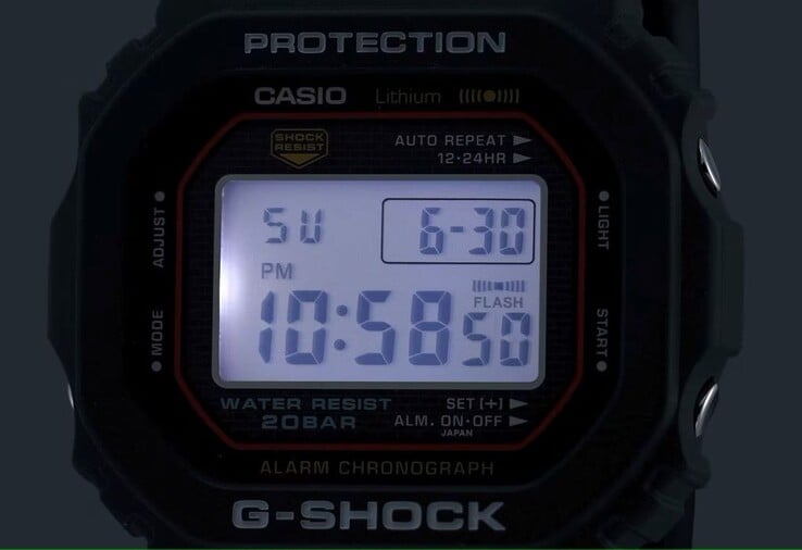 与 1983 年推出的原版 DW-5000C 不同，DW-5000R G-Shock 手表采用了卡西欧的 Super Illuminator LED 背光，以提高夜间的可视性。(图片来源：卡西欧）