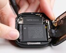 Apple Watch Series 10 的维修仍然困难重重。(图片来源：iFixit)