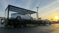 Cybertruck 拖着美国制造的 Model Y（图片来源：TeslaNewsWire/X）