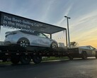 Cybertruck 拖着美国制造的 Model Y（图片来源：TeslaNewsWire/X）