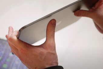 首次弯曲测试后的 13 英寸 iPad Pro 2024。