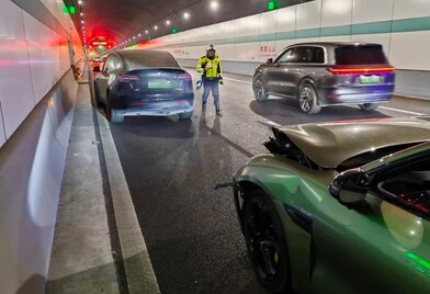 小米 SU7 和特斯拉 Model Y 撞车。(图片来源：@Tslachan）