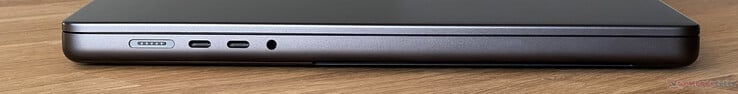 左：MagSafe、2 个 USB-C 4.0 和 Thunderbolt 5（120 Gbit/s、DisplayPort ALT 模式、Power Delivery）、3.5 毫米音频