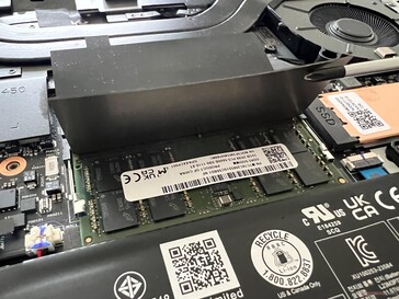 两个 SO-DIMM 插槽，最多可容纳 96 GB 内存