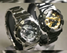 卡西欧 G-Shock GM-110D-8A 银色款（左）和 GM-110BD-1A9 黑色配金色表盘款（右）。(图片来源：@geesgshock on Instagram）