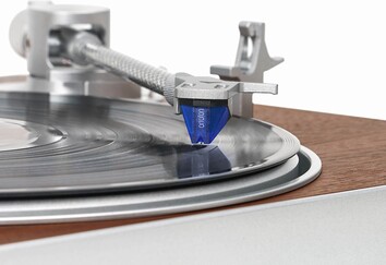 碳纤维音盘和 Ortofon 2M Blue 盒式（图片来源：Victrola）