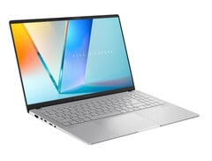 AMD 版和高通版 Vivobook S 15 OLED 的价格差距似乎很大。(图片来源：华硕）