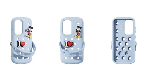 SamsungGalaxy S25 Crocs Case 可与 Crocs 鞋履的 Jibbitz 吊饰兼容。(图片来源：三星）