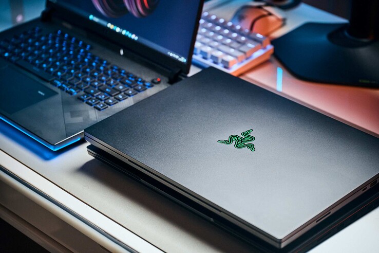 在制造质量方面，Razer Blade 16 几乎没有任何可抱怨的地方。