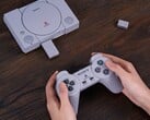 用于原始 PlayStation 控制器的 8BitDo Mod Kit 增加了蓝牙支持和可充电电池。(图片来源：8BitDo）