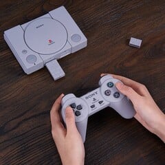 用于原始 PlayStation 控制器的 8BitDo Mod Kit 增加了蓝牙支持和可充电电池。(图片来源：8BitDo）