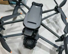 Mavic 4 Pro 位于前代产品下方，以便进行尺寸对比。(图片来源：via Jasper Ellens）