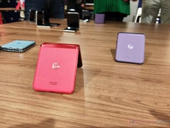 Razr 40和Razr 40 Ultra将可能作为Galaxy Z Flip4和Galaxy Z Flip5的全球竞争对手。(图片来源:NotebookCheck)