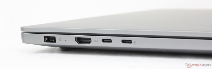 左：交流适配器、HDMI 2.1、USB-C 3.2 2x2 w/ DisplayPort + Power Delivery、USB-C Thunderbolt 4 w/ DisplayPort + Power Delivery